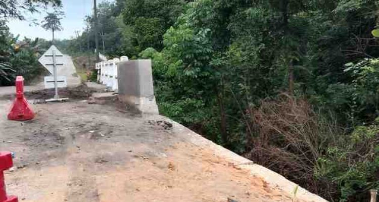 Perbaikan jembatang yang tanahnya longsor di Desa Sialang Agung Kecamatan Plakat Tinggi, Muba selesai dilakukan Dinas PUPR setempat, Selasa (21/10/2025). Foto: IST