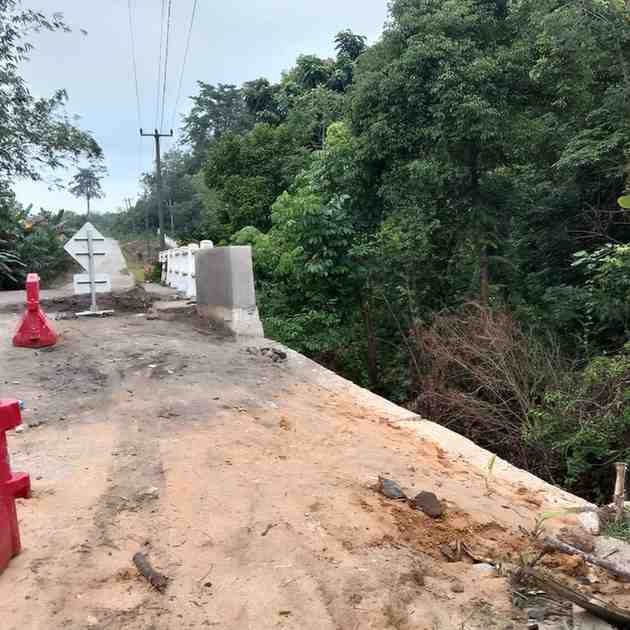 Perbaikan jembatang yang tanahnya longsor di Desa Sialang Agung Kecamatan Plakat Tinggi, Muba selesai dilakukan Dinas PUPR setempat, Selasa (21/10/2025). Foto: IST