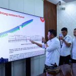 Gubernur Herman Deru saat melihat maket jalan dan jembatan khusus batubara di Sungai Lilin, Muba, yang akan ditunjukkan jajaran Direksi PT. BMP di ruang rapat Gubernur, Rabu (22/10/2025). Foto: Humas Pemprov Sumsel.