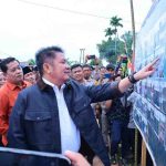 Gubernur Sumatera Selatan (Sumsel) Dr. H. Herman Deru secara resmi melakukan groundbreaking pembangunan Duplikat Jembatan Tanah Kering (jembatan baru) serta peningkatan Jalan Poros Pulau Rimau–Selat Penuguan, Kamis (23/10/2025). Foto: Humas Pemprov Sumsel.