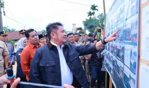 Gubernur Sumatera Selatan (Sumsel) Dr. H. Herman Deru secara resmi melakukan groundbreaking pembangunan Duplikat Jembatan Tanah Kering (jembatan baru) serta peningkatan Jalan Poros Pulau Rimau–Selat Penuguan, Kamis (23/10/2025). Foto: Humas Pemprov Sumsel.