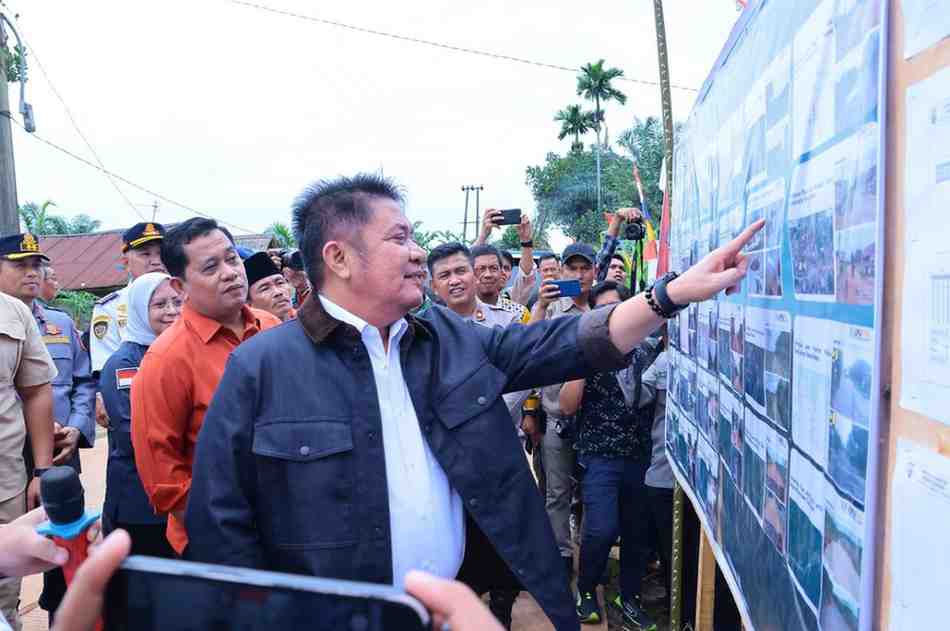Gubernur Sumatera Selatan (Sumsel) Dr. H. Herman Deru secara resmi melakukan groundbreaking pembangunan Duplikat Jembatan Tanah Kering (jembatan baru) serta peningkatan Jalan Poros Pulau Rimau–Selat Penuguan, Kamis (23/10/2025). Foto: Humas Pemprov Sumsel.