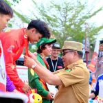 Bupati Muba, HM Toha mengalungkan medali emas pada atlet penerima medali emas panjat tebing Porprov, Selasa (21/10/2025). Foto: Kominfo Muba.