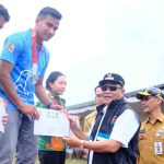 Bupati Muba, HM Toha menyerahkan hadiah kepada para atlet yang meraih medali di Porprov Sumsel. Foto: Kominfo Muba.