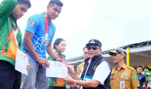juara (5) Bupati Muba, HM Toha menyerahkan hadiah kepada para atlet yang meraih medali di Porprov Sumsel. Foto: Kominfo Muba.