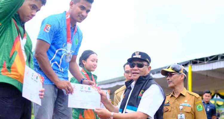 Bupati Muba, HM Toha menyerahkan hadiah kepada para atlet yang meraih medali di Porprov Sumsel. Foto: Kominfo Muba.