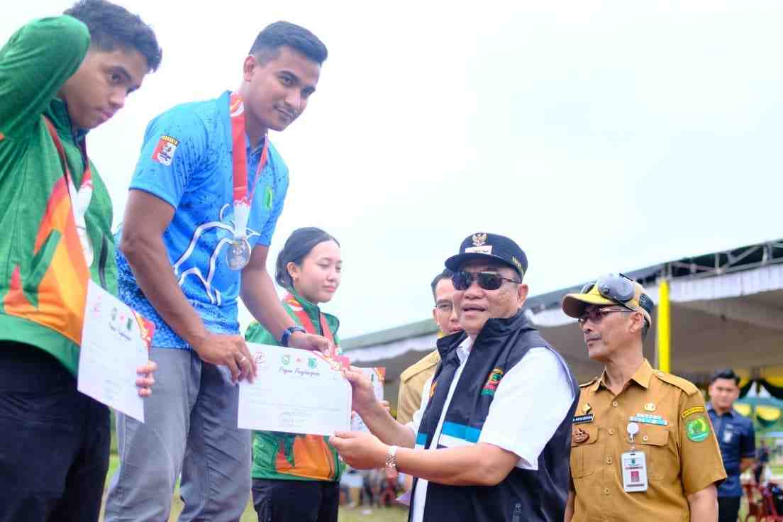 juara (5) Bupati Muba, HM Toha menyerahkan hadiah kepada para atlet yang meraih medali di Porprov Sumsel. Foto: Kominfo Muba.