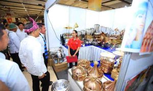 Gubernur Sumsel, Herman Deru bersama Kedua DPP Kadin Anindia Bakrie melihat Kadin Sumsel Expo di Transmart, Selasa (21/10/2025). Foto: Humas Pemprov Sumsel.