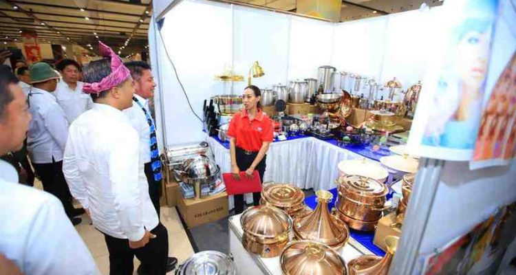 Gubernur Sumsel, Herman Deru bersama Kedua DPP Kadin Anindia Bakrie melihat Kadin Sumsel Expo di Transmart, Selasa (21/10/2025). Foto: Humas Pemprov Sumsel.