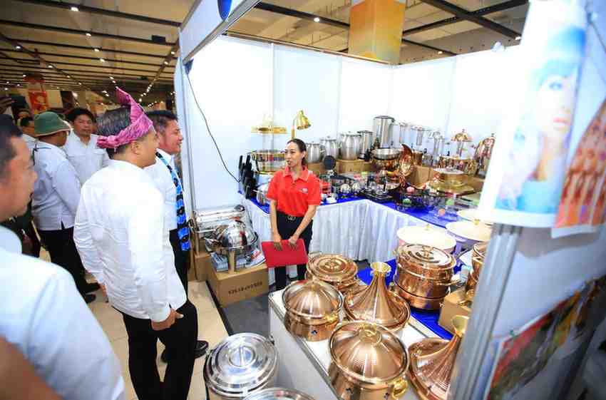 Gubernur Sumsel, Herman Deru bersama Kedua DPP Kadin Anindia Bakrie melihat Kadin Sumsel Expo di Transmart, Selasa (21/10/2025). Foto: Humas Pemprov Sumsel.