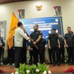 Walikota Palembang, Ratu Dewa menyerahkan bendara Karang Taruna kepada pengurus Karang Taruna yang baru dilantik, Selasa (28/10/2025). Foto: Kominfo Palembang.