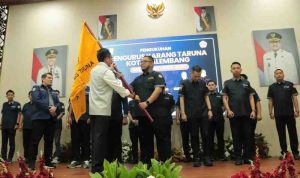 karang Walikota Palembang, Ratu Dewa menyerahkan bendara Karang Taruna kepada pengurus Karang Taruna yang baru dilantik, Selasa (28/10/2025). Foto: Kominfo Palembang.