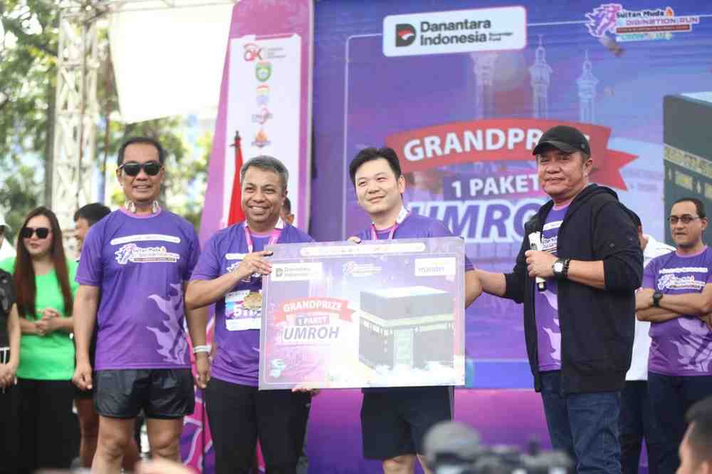 Gubernur Sumsel, Herman Deru menandai peluncuran Sultan Muda Privilege Card, Minggu (19/10/2025) pada puncak acara Sultan Muda Digination Festival 2025 di Palembang. Foto: Humas Pemprov Sumsel.