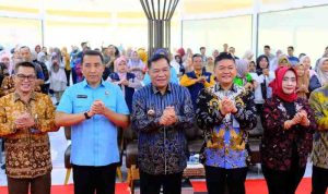 Bupati Muba, HM Toha saat peluncuran Program Digitalisasi Usaha dan Klinik Usaha dalam rangkaian kegiatan Layanan Perizinan untuk Publik di Sumatera Selatan – Sinergi Ajak Perizinan Awal (LAKSAN-SAPA) 2025 yang dipusatkan di Mal Pelayanan Publik (MPP) Muba, Kamis (23/10/2025). Foto: Kominfo Muba.