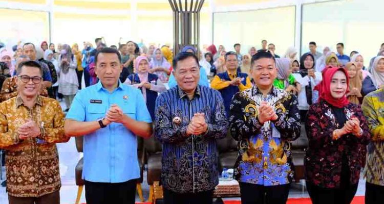 Bupati Muba, HM Toha saat peluncuran Program Digitalisasi Usaha dan Klinik Usaha dalam rangkaian kegiatan Layanan Perizinan untuk Publik di Sumatera Selatan – Sinergi Ajak Perizinan Awal (LAKSAN-SAPA) 2025 yang dipusatkan di Mal Pelayanan Publik (MPP) Muba, Kamis (23/10/2025). Foto: Kominfo Muba.