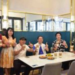 Walikota Palembang, Ratu Dewa mencoba ngopi di Kedai Kpi J, di Jalan Yayasan II, Minggu 95/10/2025). Foto: Kominfo Palembang.