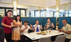 Walikota Palembang, Ratu Dewa mencoba ngopi di Kedai Kpi J, di Jalan Yayasan II, Minggu 95/10/2025). Foto: Kominfo Palembang.