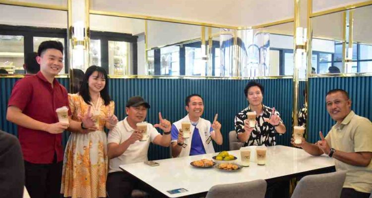 Walikota Palembang, Ratu Dewa mencoba ngopi di Kedai Kpi J, di Jalan Yayasan II, Minggu 95/10/2025). Foto: Kominfo Palembang.