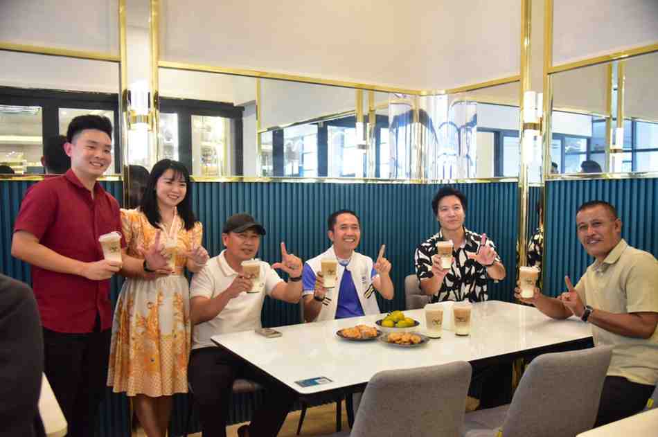 Walikota Palembang, Ratu Dewa mencoba ngopi di Kedai Kpi J, di Jalan Yayasan II, Minggu 95/10/2025). Foto: Kominfo Palembang.