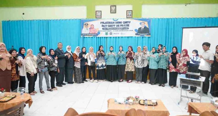 Ketua PKK Muba Hj Fatimah hadir pada pembukaan Pelatihan Sertifikasi BNSP dengan Skema “Demi Chef dan Chef de Partie”, Sabtu (18/10/2025). Foto: Kominfo Muba.