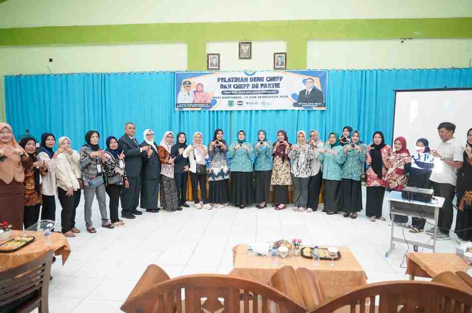 Ketua PKK Muba Hj Fatimah hadir pada pembukaan Pelatihan Sertifikasi BNSP dengan Skema “Demi Chef dan Chef de Partie”, Sabtu (18/10/2025). Foto: Kominfo Muba.