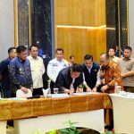 Gubernur Sumsel Herman Deru dan Bupati Muba, HM Toha menandatangani kesepakatan untuk melanjutkan pembangunan Jembatan Lalan, Kamis (23/10/2025). Foto: Kominfo Muba.
