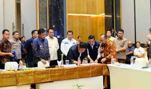 Gubernur Sumsel Herman Deru dan Bupati Muba, HM Toha menandatangani kesepakatan untuk melanjutkan pembangunan Jembatan Lalan, Kamis (23/10/2025). Foto: Kominfo Muba.