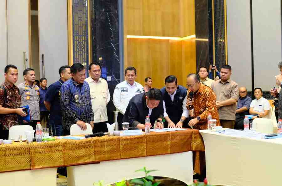 Gubernur Sumsel Herman Deru dan Bupati Muba, HM Toha menandatangani kesepakatan untuk melanjutkan pembangunan Jembatan Lalan, Kamis (23/10/2025). Foto: Kominfo Muba.