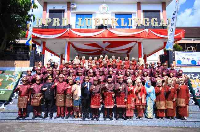 linggau Gubernur Sumsel, Herman Deru bersama para pejabat dan anggota DPRD LUbuklinggau, Jumat (17/10/2025). Foto: Humas Pemprov Sumsel.