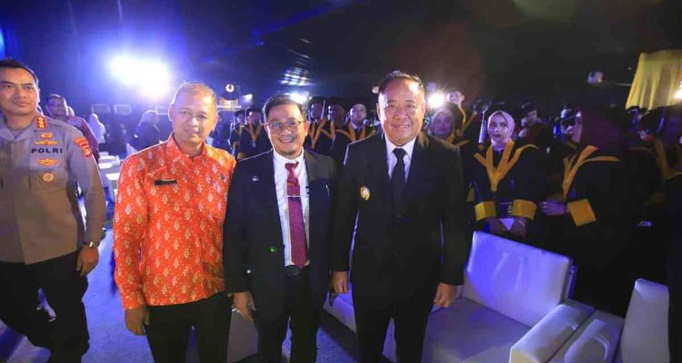Wagub Sumsel, Cik Ujang menghadiri wisuda lulusan Poltekpar Palembang, Rabu (15/10/2025) malam. Foto: Humas Pemprov Sumsel.