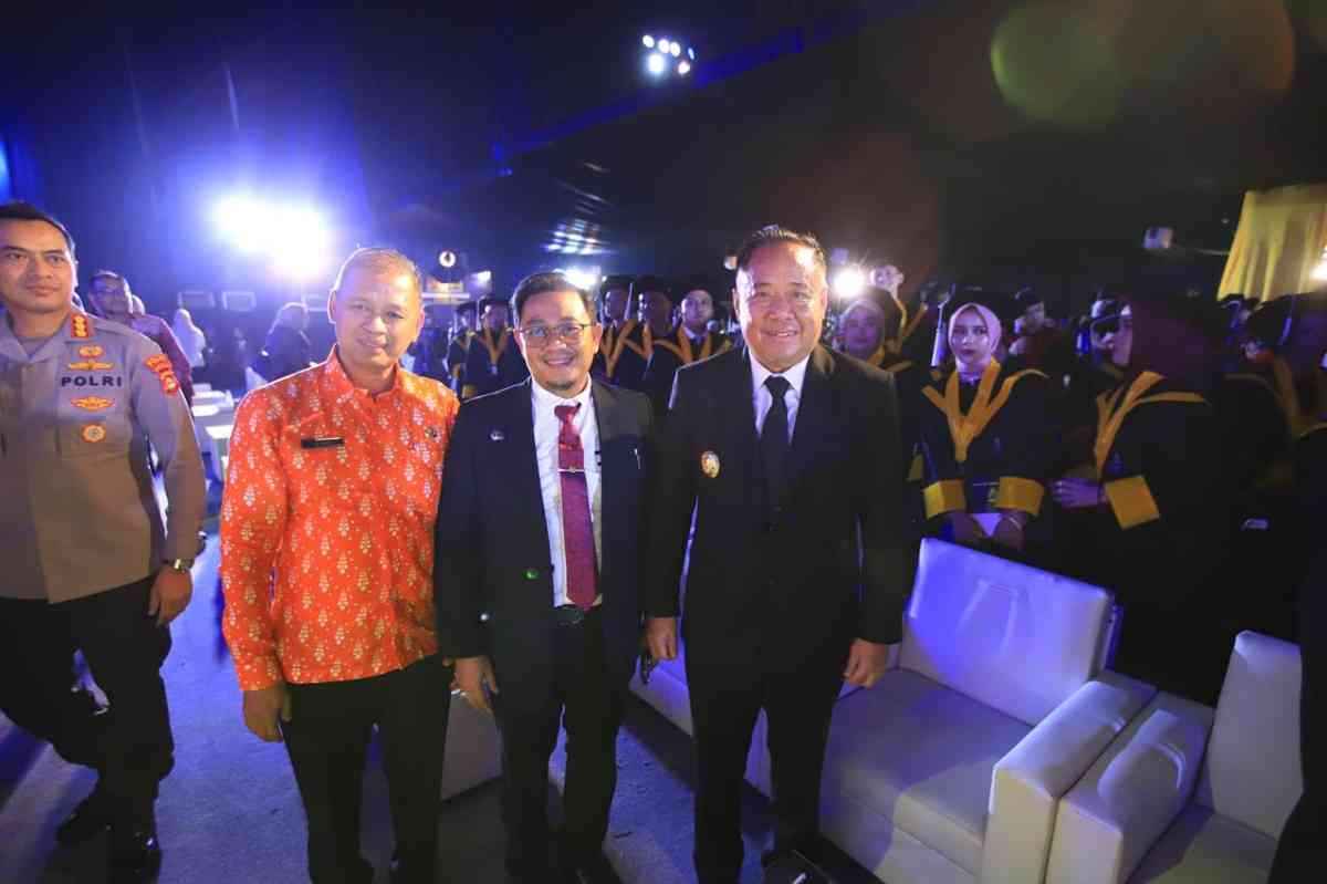 Wagub Sumsel, Cik Ujang menghadiri wisuda lulusan Poltekpar Palembang, Rabu (15/10/2025) malam. Foto: Humas Pemprov Sumsel.