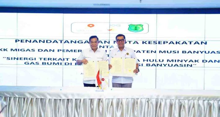 Penandatanganan dilakukan oleh Bupati Musi Banyuasin H M Toha Tohet SH dan Deputi Dukungan Bisnis SKK Migas, Eka Bhayu Setta, Senin (13/10/2025). Foto: KOminfo Muba.