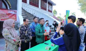 Kadis Kebudayaan Palembang, Sulaiman Amin saat diwawacarai wartawan di halaman Museum SMB II, JUmat (17/10/2025). Foto: Kominfo Palembang.