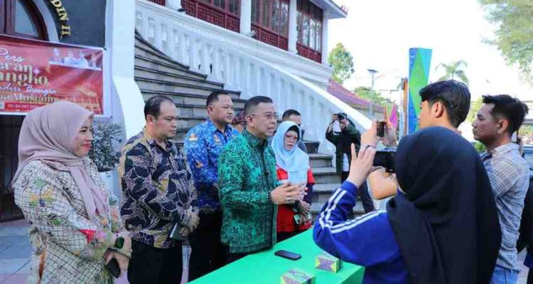 Kadis Kebudayaan Palembang, Sulaiman Amin saat diwawacarai wartawan di halaman Museum SMB II, JUmat (17/10/2025). Foto: Kominfo Palembang.