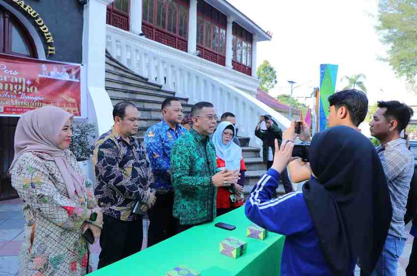 Kadis Kebudayaan Palembang, Sulaiman Amin saat diwawacarai wartawan di halaman Museum SMB II, JUmat (17/10/2025). Foto: Kominfo Palembang.