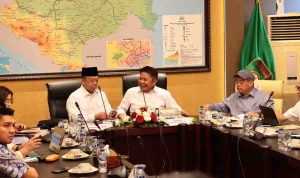 Gubernur Sumsel, Hermen Deru bersama Menteri BPN, Nusron Wahip memimpin rakor petanahan di ruang VIP Sriwijaya 2 Bandara Internasional Sultan Mahmud Badaruddin II Palembang, Jumat (10/10/2025). Foto: Humas Pemprov Sumsel.