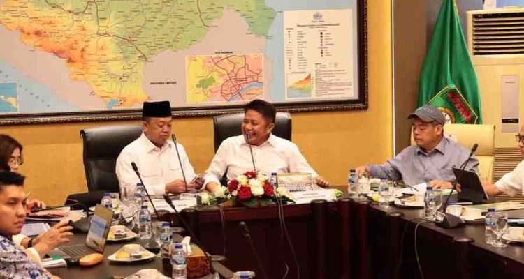 Gubernur Sumsel, Hermen Deru bersama Menteri BPN, Nusron Wahip memimpin rakor petanahan di ruang VIP Sriwijaya 2 Bandara Internasional Sultan Mahmud Badaruddin II Palembang, Jumat (10/10/2025). Foto: Humas Pemprov Sumsel.