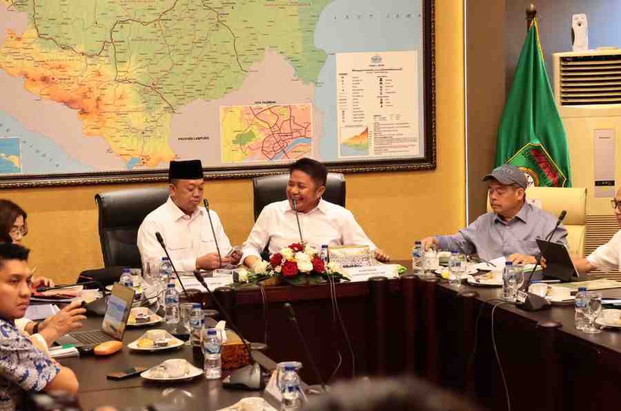 Gubernur Sumsel, Hermen Deru bersama Menteri BPN, Nusron Wahip memimpin rakor petanahan di ruang VIP Sriwijaya 2 Bandara Internasional Sultan Mahmud Badaruddin II Palembang, Jumat (10/10/2025). Foto: Humas Pemprov Sumsel.
