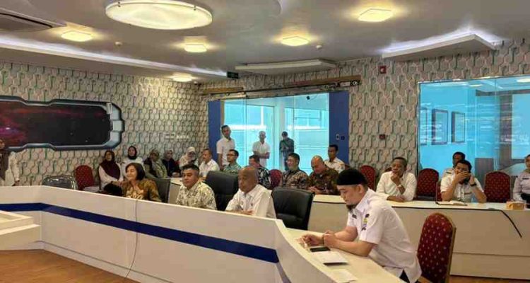 Sekretaris Daerah Kota Palembang, Aprizal Hasyim dan pihak DJP Sumsel Babel tandatangan kerjasama optimalisasi pejabak, Rabu (15/10/2025). Foto: Kominfo Palembang.