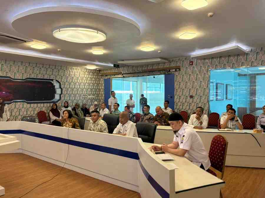 Sekretaris Daerah Kota Palembang, Aprizal Hasyim dan pihak DJP Sumsel Babel tandatangan kerjasama optimalisasi pejabak, Rabu (15/10/2025). Foto: Kominfo Palembang.