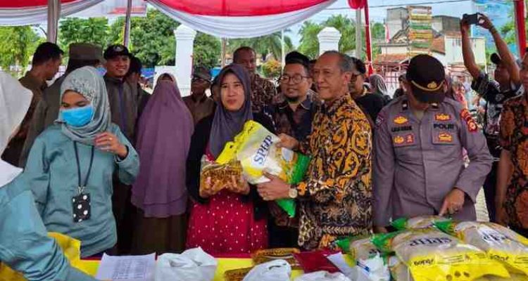 Suasana gerakan pangan murah di Desa Tegal Mulyo, Keluang, Kamis (23/10/2025). Foto: Kominfo Muba.
