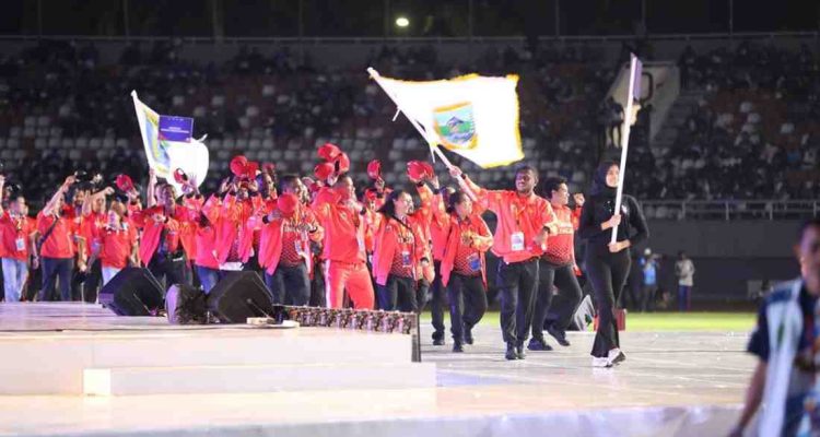 Kontingen Papua saat parade pembukaan Pornas di Stadion Gelora Sriwijaya, MInggu (5/10/2025) malam. Foto: Humas Pemprov Sumsel,