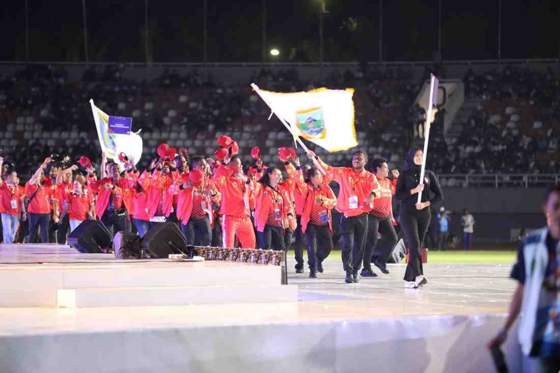 Kontingen Papua saat parade pembukaan Pornas di Stadion Gelora Sriwijaya, MInggu (5/10/2025) malam. Foto: Humas Pemprov Sumsel,