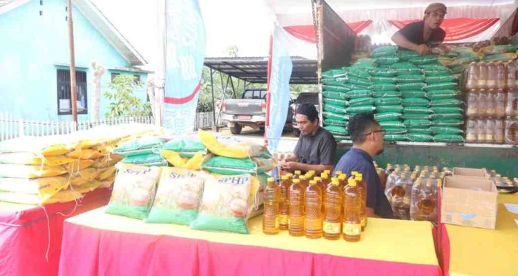 Sejumlah kebutuhan dapurt dijual muarh di Operasi Pasar Mura di Keluang, Muba. Foto: Kominfo Muba.