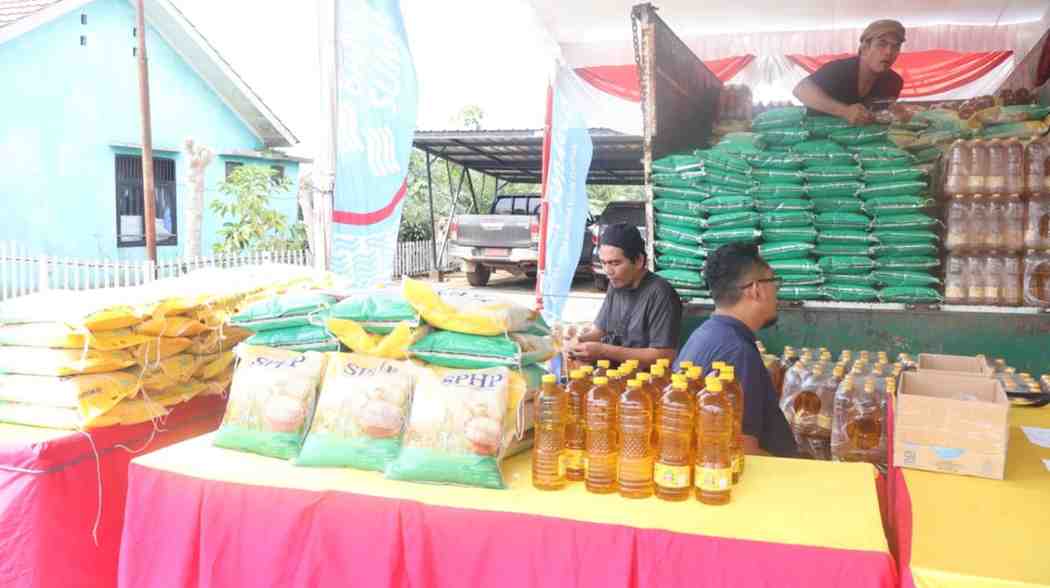 Sejumlah kebutuhan dapurt dijual muarh di Operasi Pasar Mura di Keluang, Muba. Foto: Kominfo Muba.