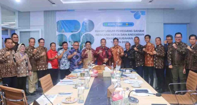 Wakil Bupati Muba Kyai Abdur Rohman Husen, selaku Kuasa Pemegang Saham (KPS), ikut Rapat Umum Pemegang Saham (RUPS) yang berlangsung di Gedung PT Petro Muba, Sekayu, Jumat (31/10/2025). Foto: Kominfo Muba.