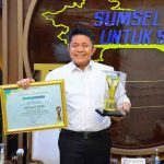 Gubernur Sumsel, Herman Deru menerima piagam Pemimpin Daerah Penggerak Pesantren. Foto: Humas Pemprov Sumsel.