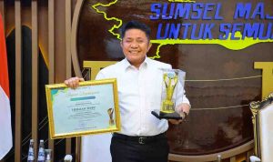 Gubernur Sumsel, Herman Deru menerima piagam Pemimpin Daerah Penggerak Pesantren. Foto: Humas Pemprov Sumsel.