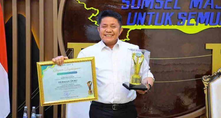 Gubernur Sumsel, Herman Deru menerima piagam Pemimpin Daerah Penggerak Pesantren. Foto: Humas Pemprov Sumsel.