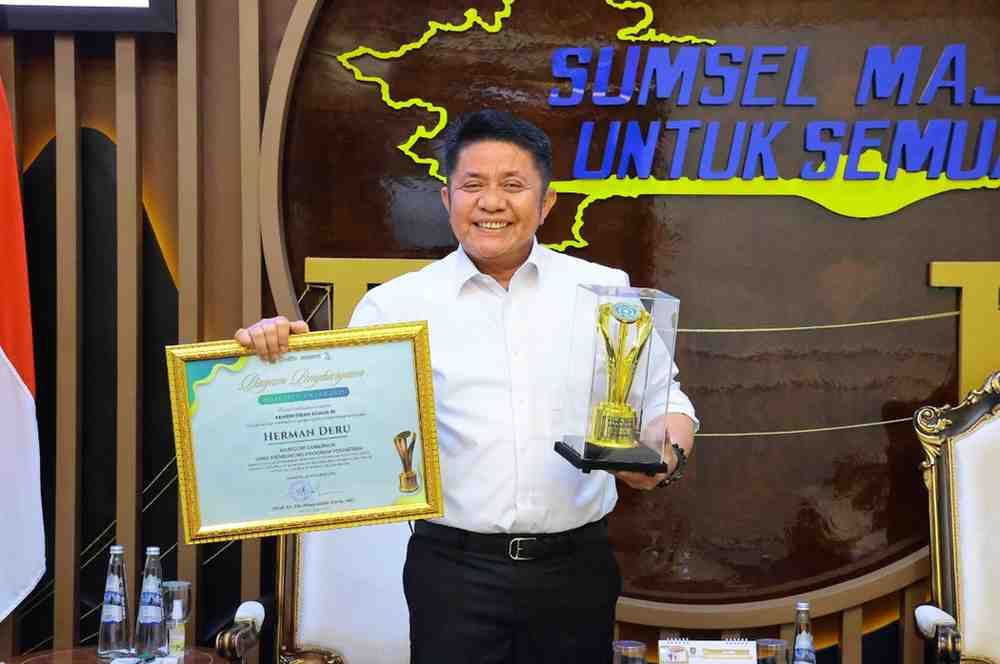 Gubernur Sumsel, Herman Deru menerima piagam Pemimpin Daerah Penggerak Pesantren. Foto: Humas Pemprov Sumsel.